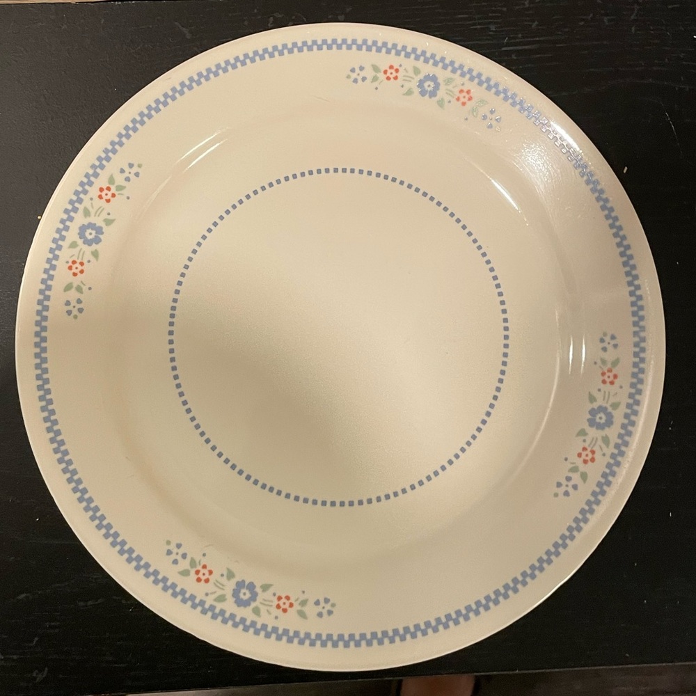 Vintage Corelle Needle Point pattern dinner plate. EUC!